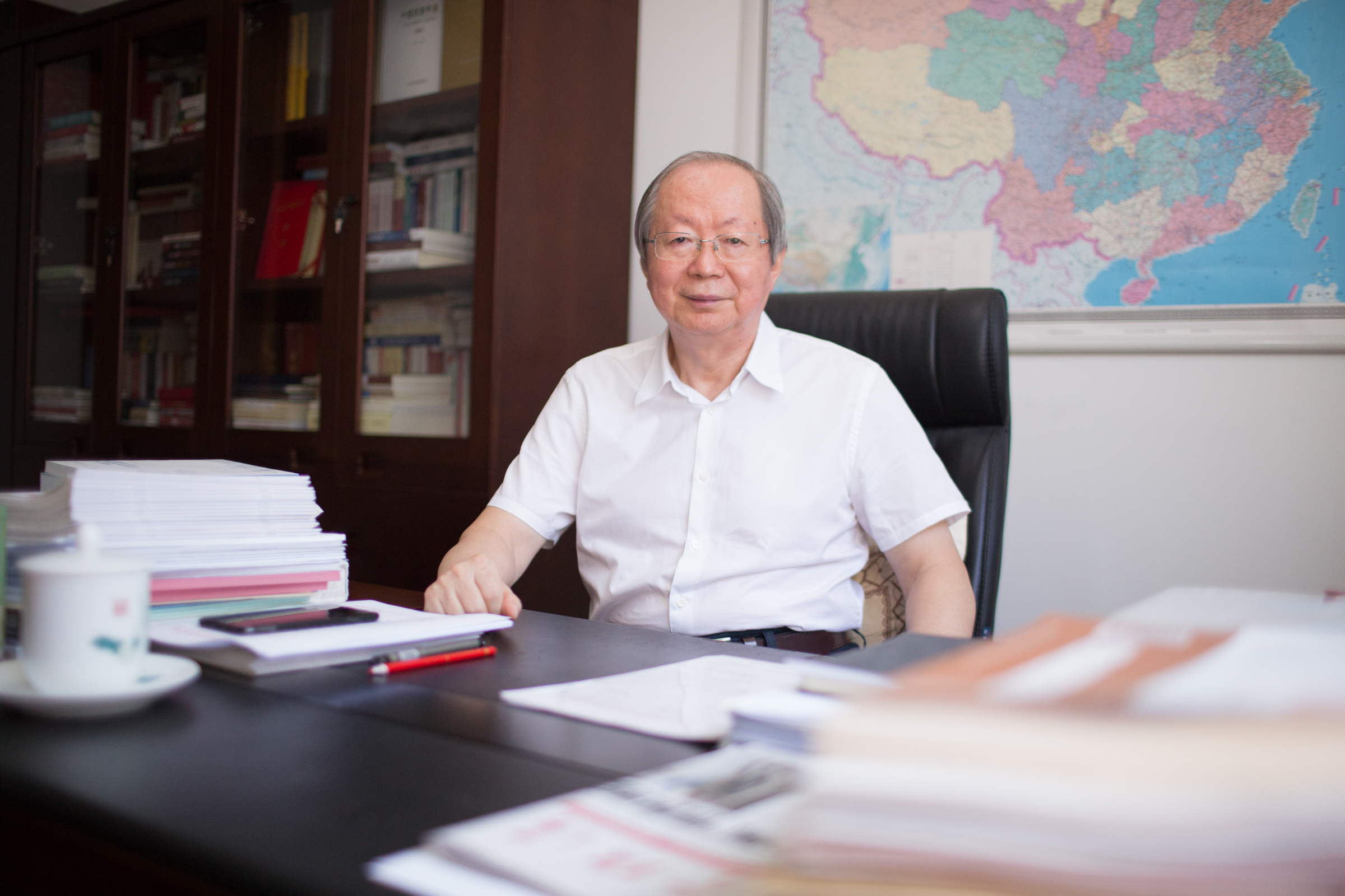 中國(guó)經(jīng)濟(jì)體制改革研究會(huì)會(huì)長(zhǎng)、十二屆全國(guó)人大財(cái)經(jīng)委副主任委員、國(guó)家發(fā)展改革委原副主任彭森&nbsp; &nbsp;澎湃新聞?dòng)浾?權(quán)義 圖