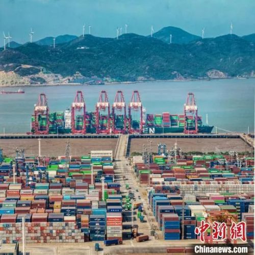 寧波舟山港作業(yè)場景。高雪峰 攝