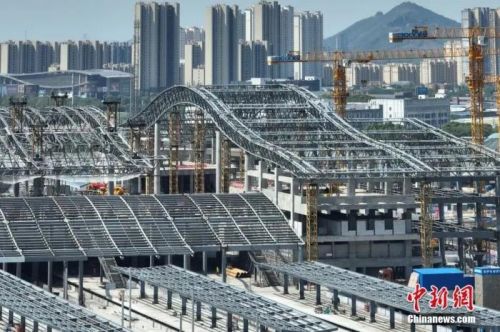 圖為航拍南沿江鐵路江陰站站房屋面鋼結(jié)構(gòu)桁架整體提升現(xiàn)場。(無人機(jī)照片) 中新社記者 泱波 攝